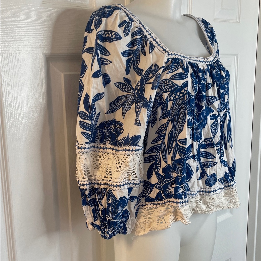 CHRISTIAN SIRIANO BLUE & WHITE FLORAL PATTERN TOP BLOUSE WITH CROCHET TRIM SZ L - Picture 5 of 10